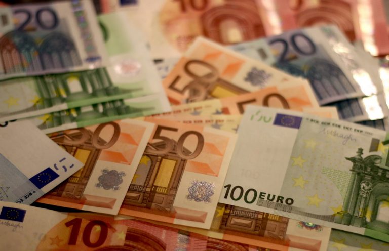 Doradca kredytowy kontra samodzielne negocjacje z bankiem – co się bardziej opłaca?